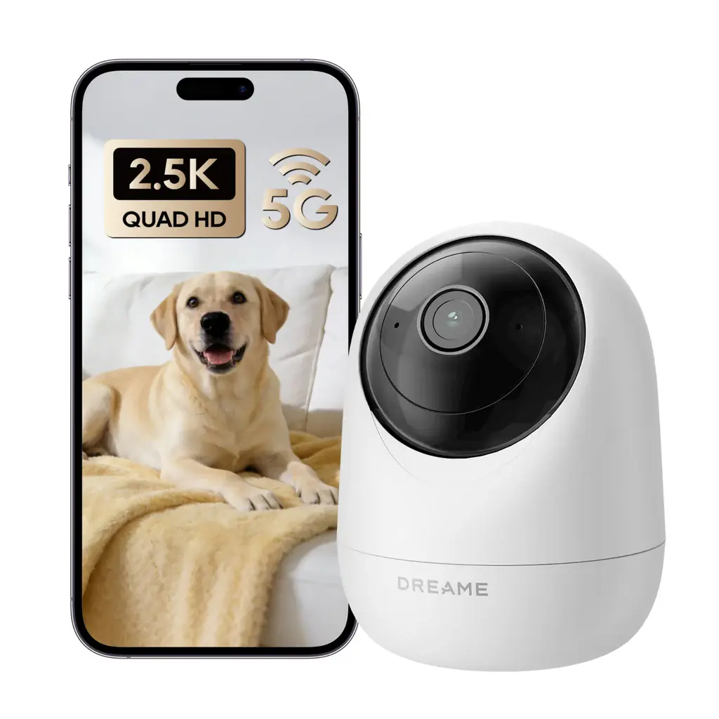 Dreame Navo Care 1 — бяла вътрешна Wi-Fi камера до смартфон, показващ 2.5K видео на куче в леглото