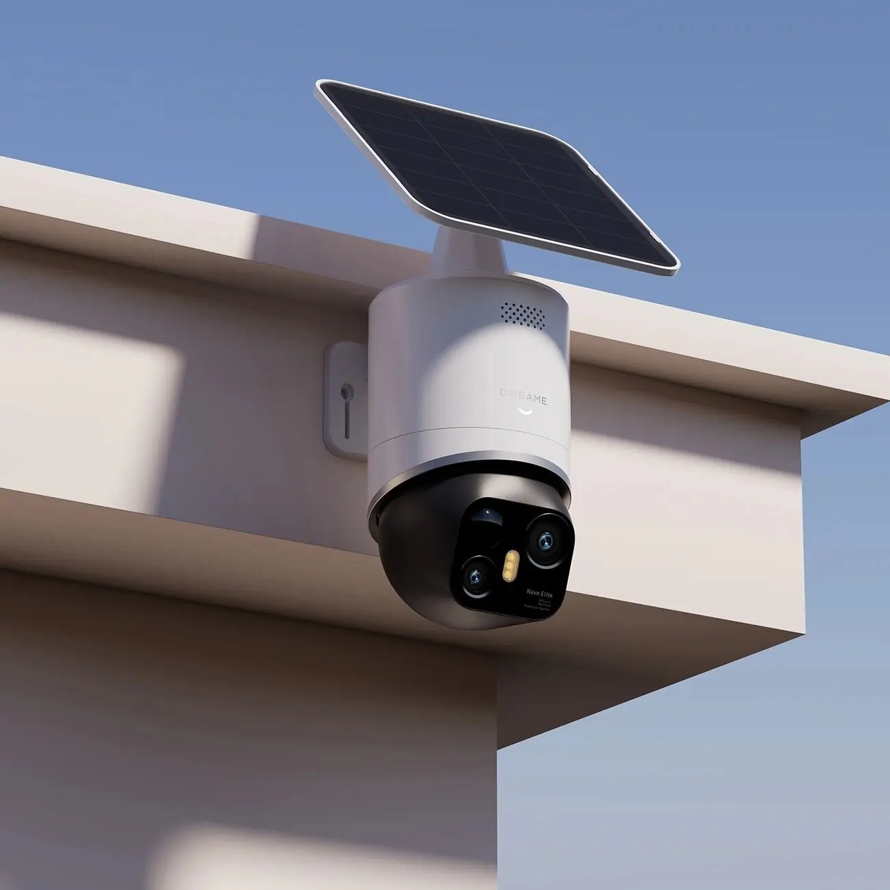 Dreame Navo Elite 1 OutCam със solar панел, монтирана под покривна стряха на светла къща